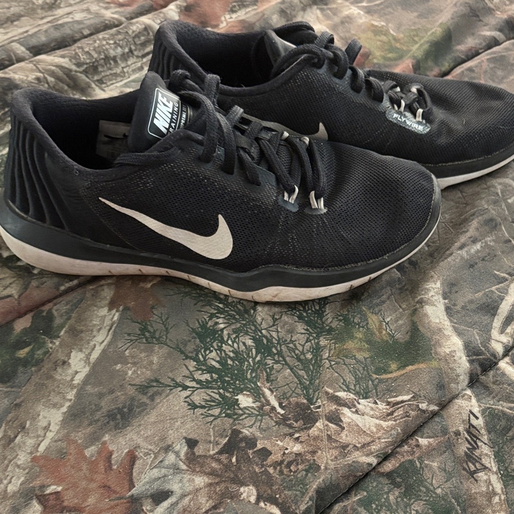 Nike women’s Black & White Athletic Shoes